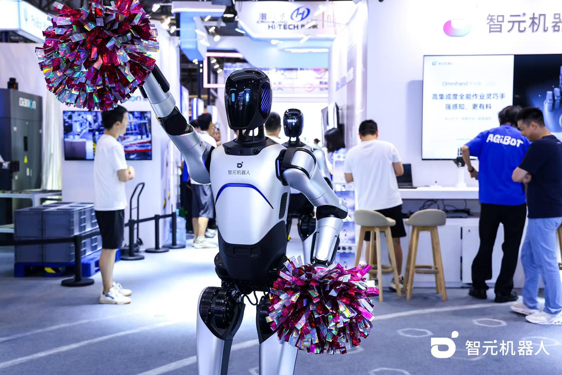 BG真人机器人 WAIC 首日展台火爆，机器人家族集体打工忙不停